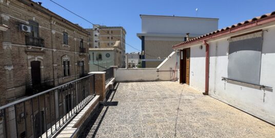 OCCASIONE IRRIPETIBILE A SAN GIACOMO: INDIPENDENTE TERRA TETTO CON GARAGE